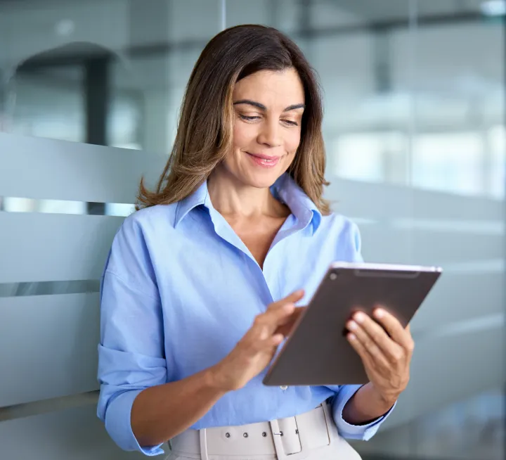 Professionnelle consultant une tablette